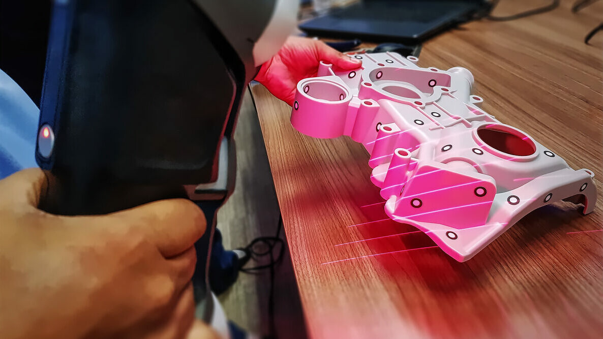 3D skenovanie, 3D skener,
Muž používa prenosný skener na skenovanie 3D CAD modelu zložitej mechanickej časti do počítača